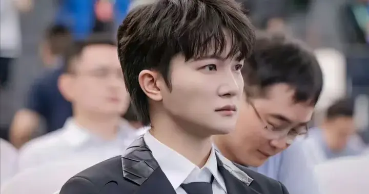 不到24小时，央媒两次点名周深，歌坛地位一览无遗，那英说对了