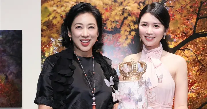 朱玲玲上海摄影展：霍启山露面，老公罗康瑞相伴，并为她甜蜜庆生