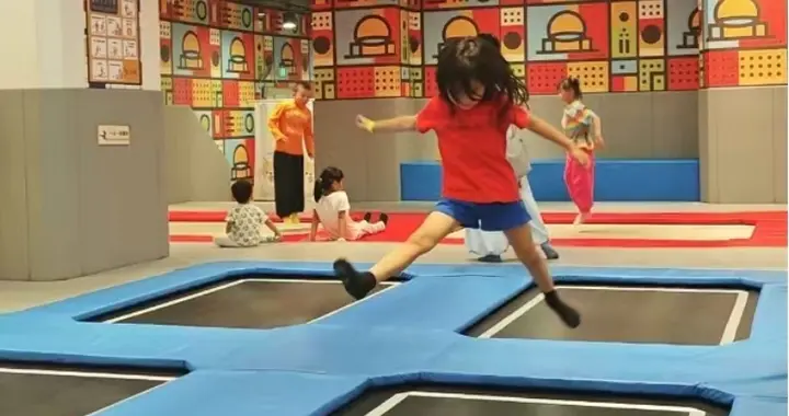 张梓琳晒俩女儿近照，胖妹和妹妹遗传爸妈高个子，全家都是大长腿