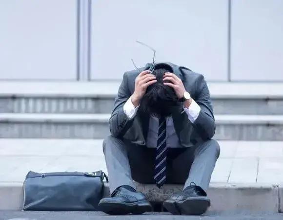 社会现状，那些失业找不到工作的，多数都是平日很少社交的人。