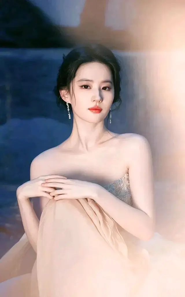 神仙姐姐玉颜如花，倾国倾城。