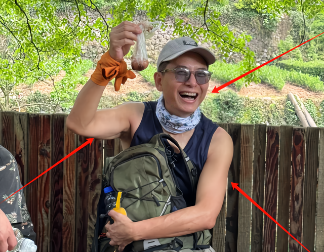 主持人戴军近况：55岁三头肌突出，身材壮硕，单恋李静16年仍单身