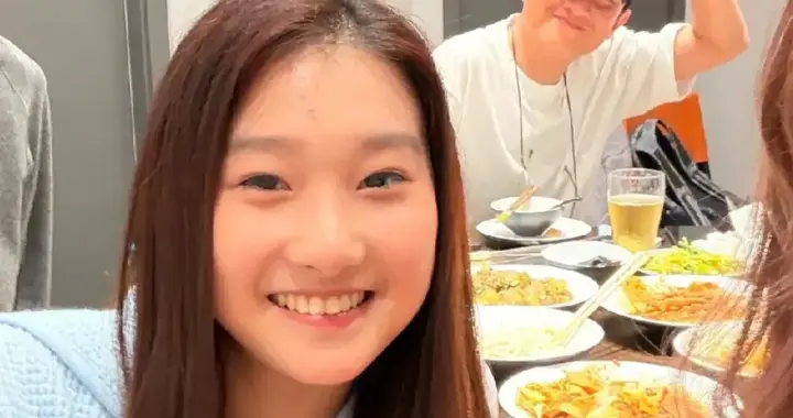 马伊琍闺女现身爸爸店里，文章贴身陪着，爱马笑起来跟妈一个样