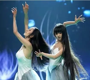 |[下雨][下雨]2014年春晚，冯小刚让小彩旗转了...