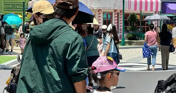 唐嫣罗晋一家三口游新加坡，同框画面好有爱，6岁小小糖长高好多