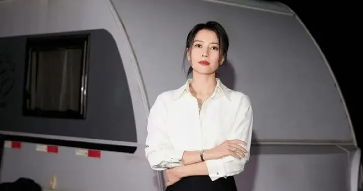 高圆圆穿出了70后想要的高级感穿白衬衫配开叉半身裙简约又洋气！