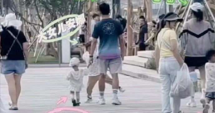 郑恺苗苗三年“飙”生三娃！五口逛街像移动幼儿园，网友大呼羡慕
