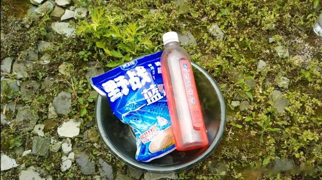 饵料|夏季野钓鲫鱼，野战蓝鲫试试这样搭配，鲫鱼最爱吃