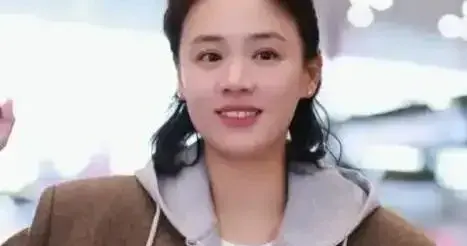 马思纯减肥成功后真时髦！穿驼色大衣+连帽卫衣，洋气又减龄！