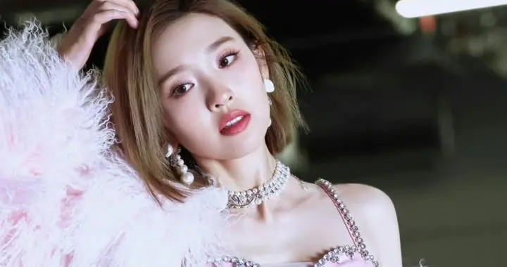 唐艺昕“辣妹”穿搭：粉色抹胸小皮短裤，身材杠杠的。