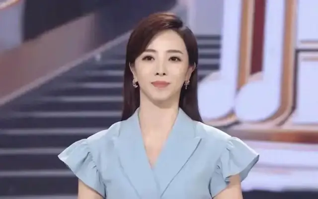 央视最美主持人李思思晒中秋全家福，首次晒出老公照片！惊艳众人