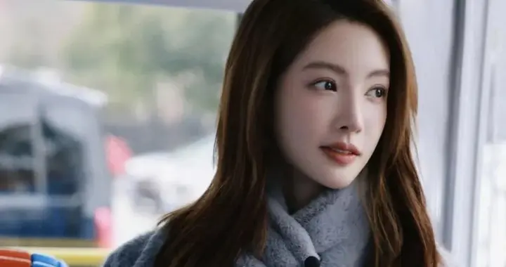 35岁金晨增肥后更惊艳，穿灰色大衣坐公交像少女，美得像换了个人