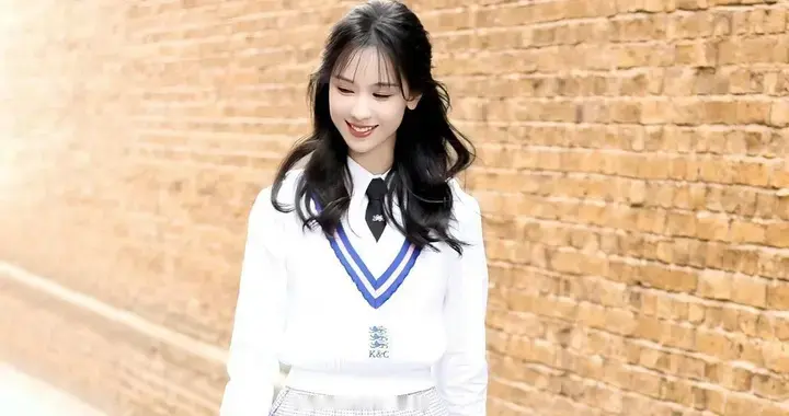 英伦学院风天花板！陈都灵白短丝造型太绝了