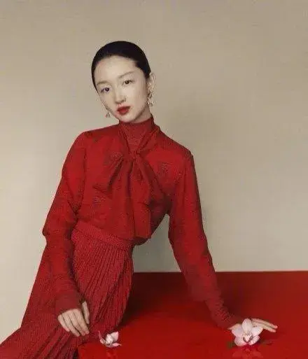 周冬雨真是美得不得了，油头发型都hold得住，天生的美人啊 ???