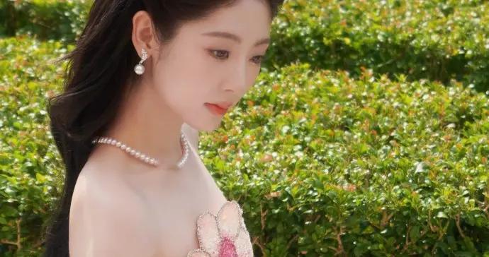 邢菲今日份营业美拍，抹胸裙穿搭高贵优雅