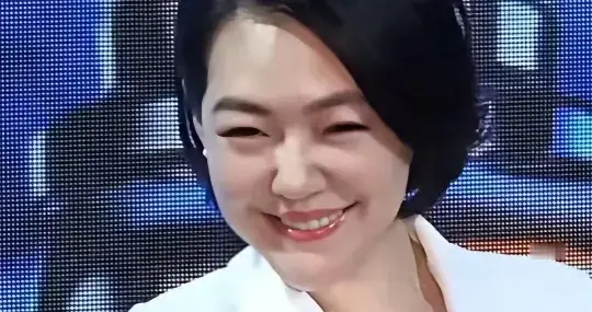 小S接雅诗兰黛新代言狂捞金，具俊晔穿蓝色套装墓地会友装深情？