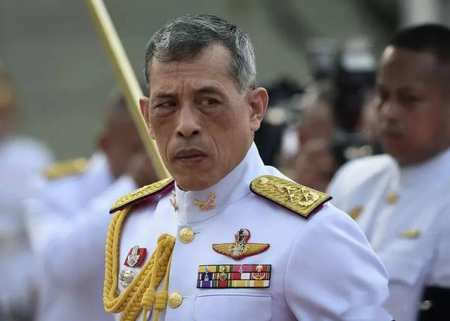 诗妮娜|身家百亿的风流泰王玛哈：豪掷亿元取悦后宫，让王后跪下为狗庆生