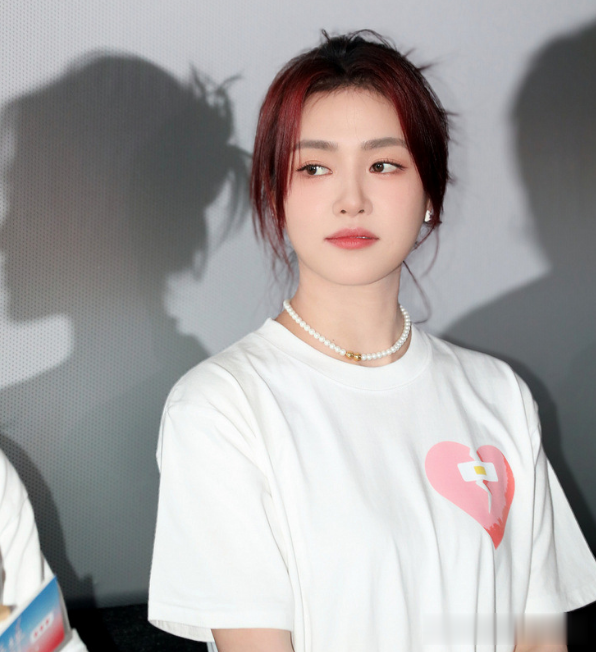 撞脸吴倩、搭档靳东、成毅不温不火，如今搭档欧豪终于火了