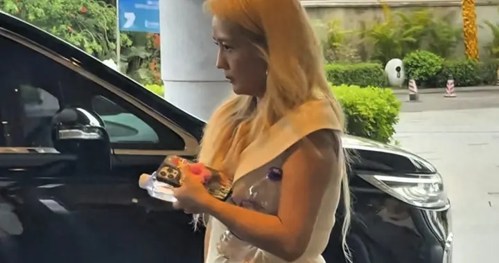 9岁何洁现身活动，小腿粗壮，一头金发好显黑 网友：这也太邋遢了