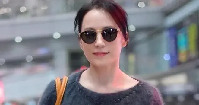 54岁俞飞鸿穿出了70后女性想要的高级感！灰色毛呢上衣时髦又洋气