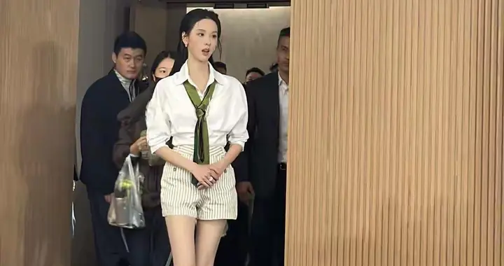 陈都灵出席零跑发布会，白衬衫短裤穿出天价感，这才是真女神