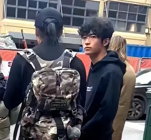 谢霆锋罕见接大儿子放学，穿全身黑很低调，基因强大模样太神似