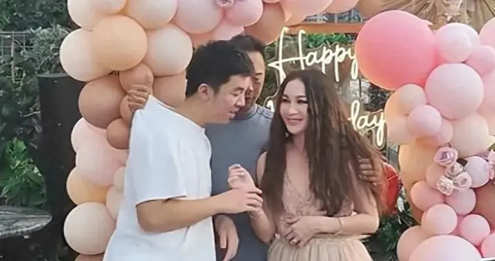 59岁温碧霞香港庆生！16岁养子想要吻妈妈，被爸爸一把拽走好尴尬