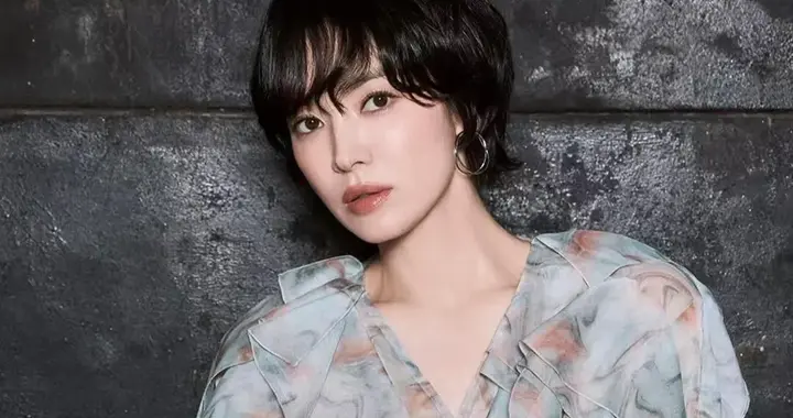 43岁宋慧乔剪刘海短发后大变样！穿碎花衬衫+阔腿裤，时髦又高级