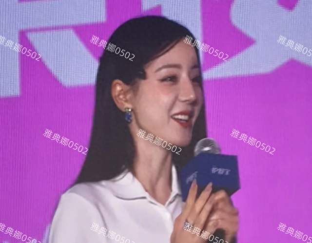 迪丽热巴一身校园打扮亮相上海，33岁的她身材还行颜值撑不住了