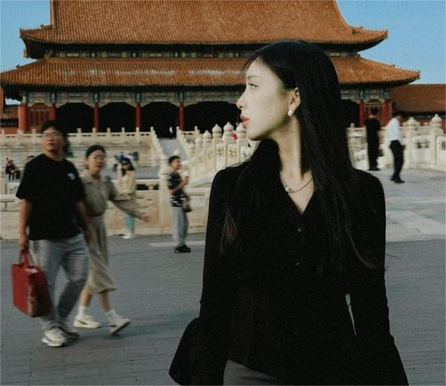 尴尬！网友出售章若楠签名照，遭章若楠本人喊话：为啥要卖呢？