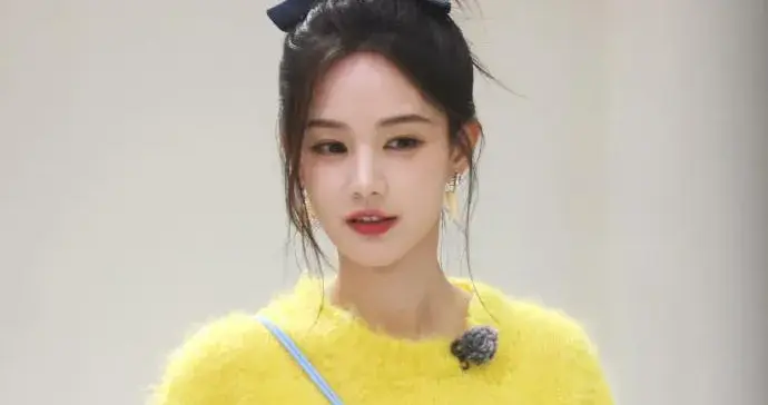 李一桐太会穿了笑脸毛衣+牛仔裤，时髦又减龄！