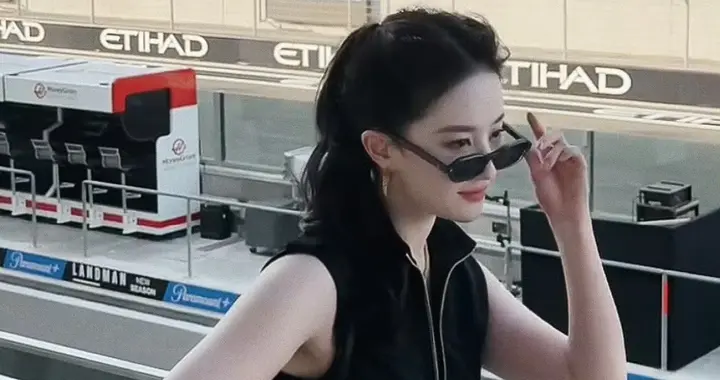 刘亦菲现身阿布扎比F1赛事，黑色束腰裙高马尾吸睛