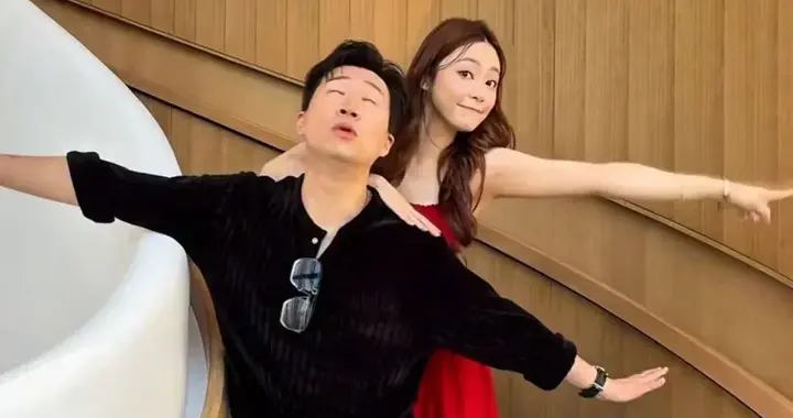 TVB人气情侣幸福晒恩爱，摆造型拍照获网友大赞可爱又甜蜜