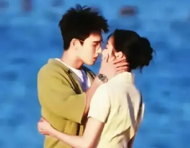 关晓彤李昀锐《耀眼》最新路透, 踮脚吻也太甜了吧! 俊男靓女好养眼