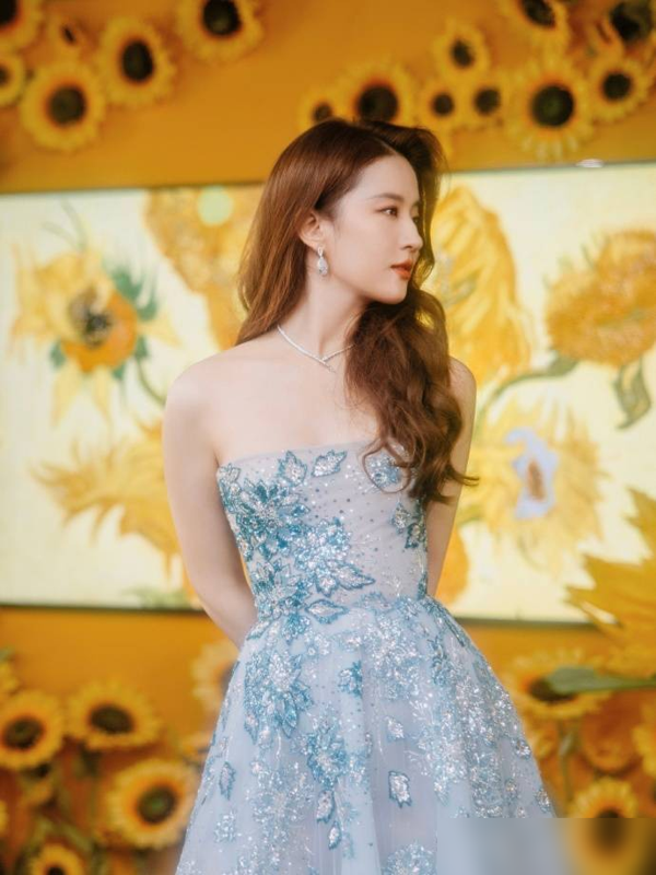刘亦菲：从神仙姐姐到时尚女王！水蓝抹胸长裙展现优雅浪漫魅力
