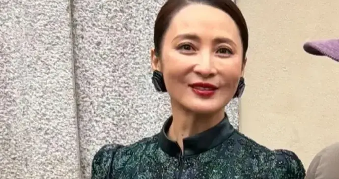 50岁蒋勤勤现身意大利街头被偶遇，她的打扮好贵气，全身都是名牌