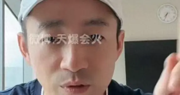 张兰回北京打雪仗那天，汪小菲直播间里骂了亲妈三次