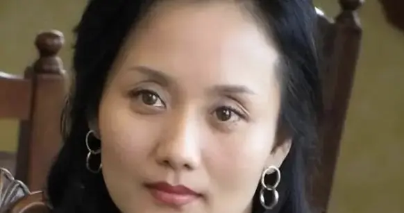 57岁李颖仍风韵犹存，婚姻至今成迷，如今和母亲住上海豪宅