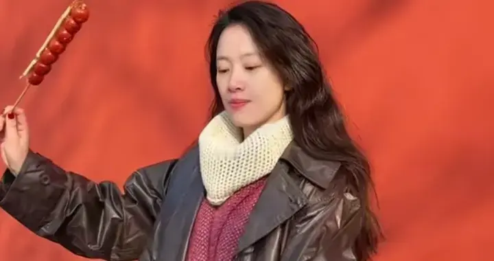 33岁李梦冬日穿搭：微卷发+皮大衣，复古又时髦，衣品太好了