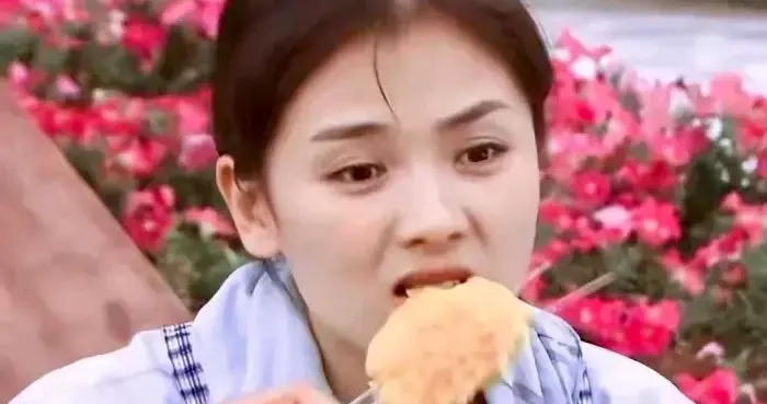 网友街头偶遇刘涛，没想到这么大明星也吃烧饼，也太接地气了！