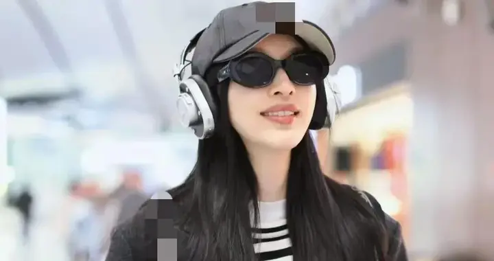 张俪真是穿搭高手！深灰大衣+条纹衫+阔腿裤，时髦减龄又高级！