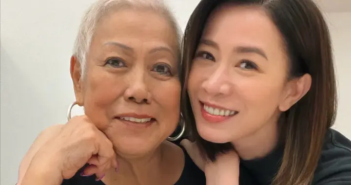 佘诗曼晒照为母亲庆生！酒店设宴摆十几桌很气派，佘妈妈也曾患癌