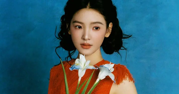 章若楠红裙出镜美出圈！光影勾勒如油画，一整个春日女神的既视感