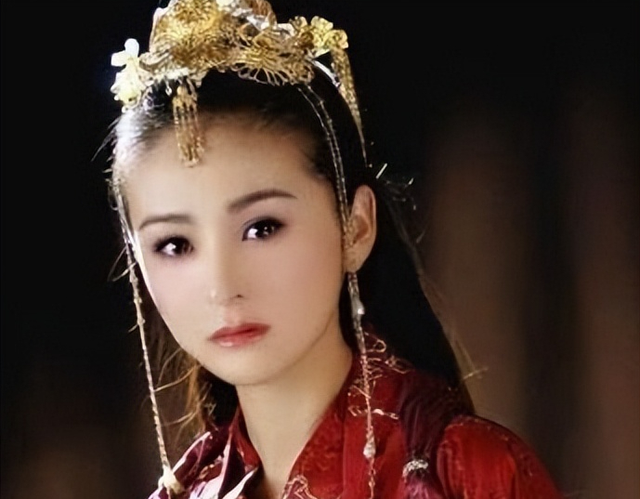 “最干净女演员”被富商苦追10年才嫁，如今和女儿被宠如宝