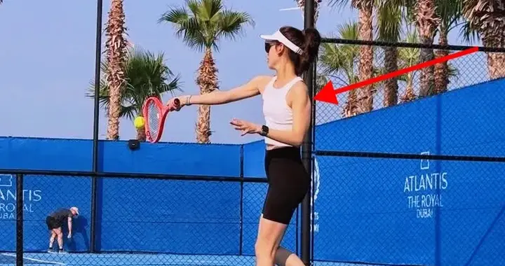 章泽天在迪拜打网球，一身运动穿搭，少女感十足，手臂线条抢镜！