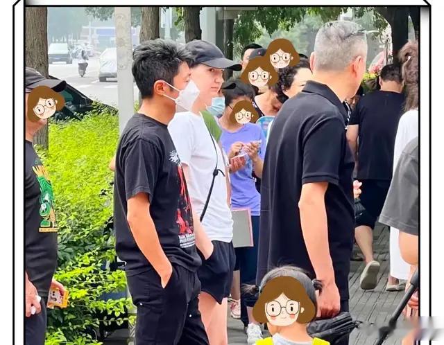 撒贝宁李白北京接孩子放学被偶遇，李白身材高挑，撒贝宁鞋跟抢镜