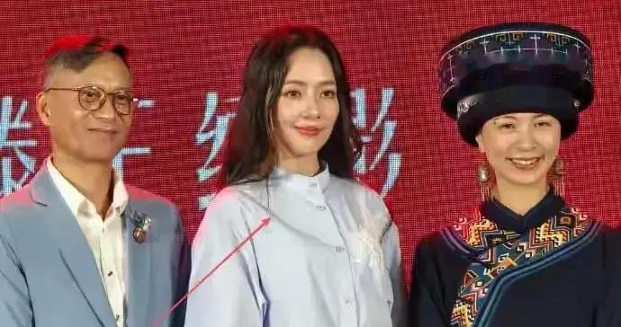 郭碧婷怀三胎了?生图脸肿馒化还歪嘴,戴64块手链穿衬衫孕相十足