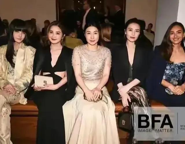 郭晶晶“教科书式”坐姿曝光，难怪能嫁入霍家，这才是真豪门风范