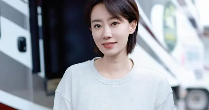 张小斐短发大回春！穿浅灰卫衣+卡其直筒裤，简约休闲又减龄！