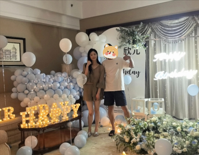 蒋欣生日！庆生现场照片曝光，和一男子合影，粉色草莓蛋糕抢眼